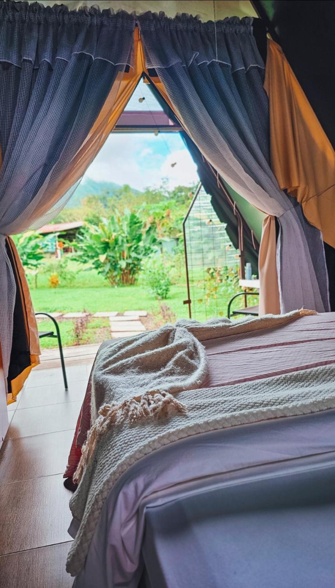 Villa Flora Glamping De Abuela La Fortuna Esterno foto